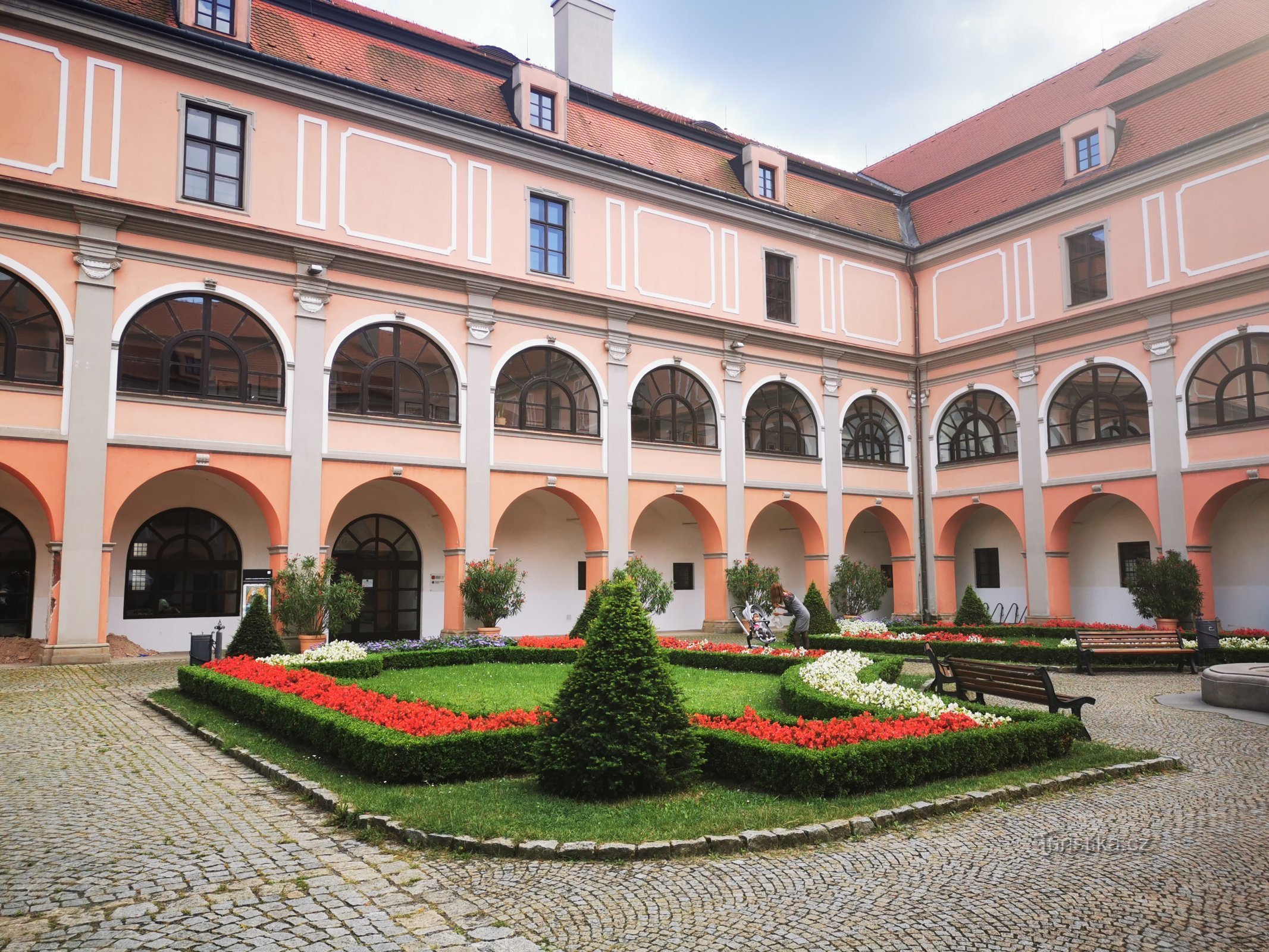 Blumenschmuck zwischen den Flügeln des Schlosses