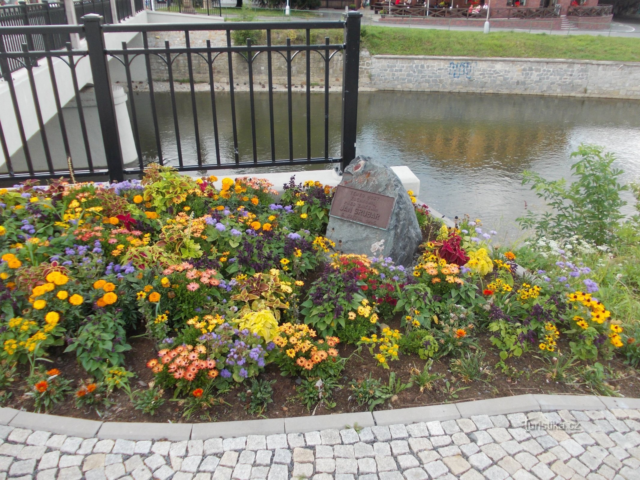 blomster ved mindesmærket for Jan Šrubař