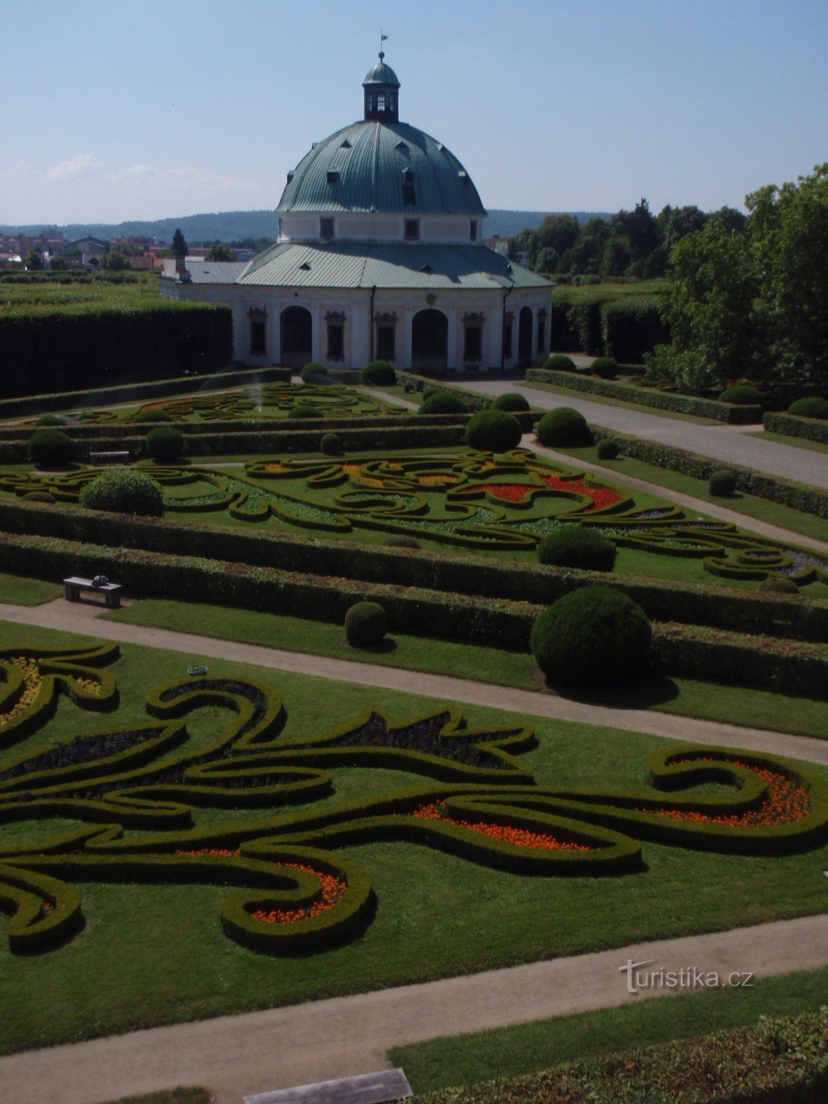 Blomsterträdgård med Rotunda