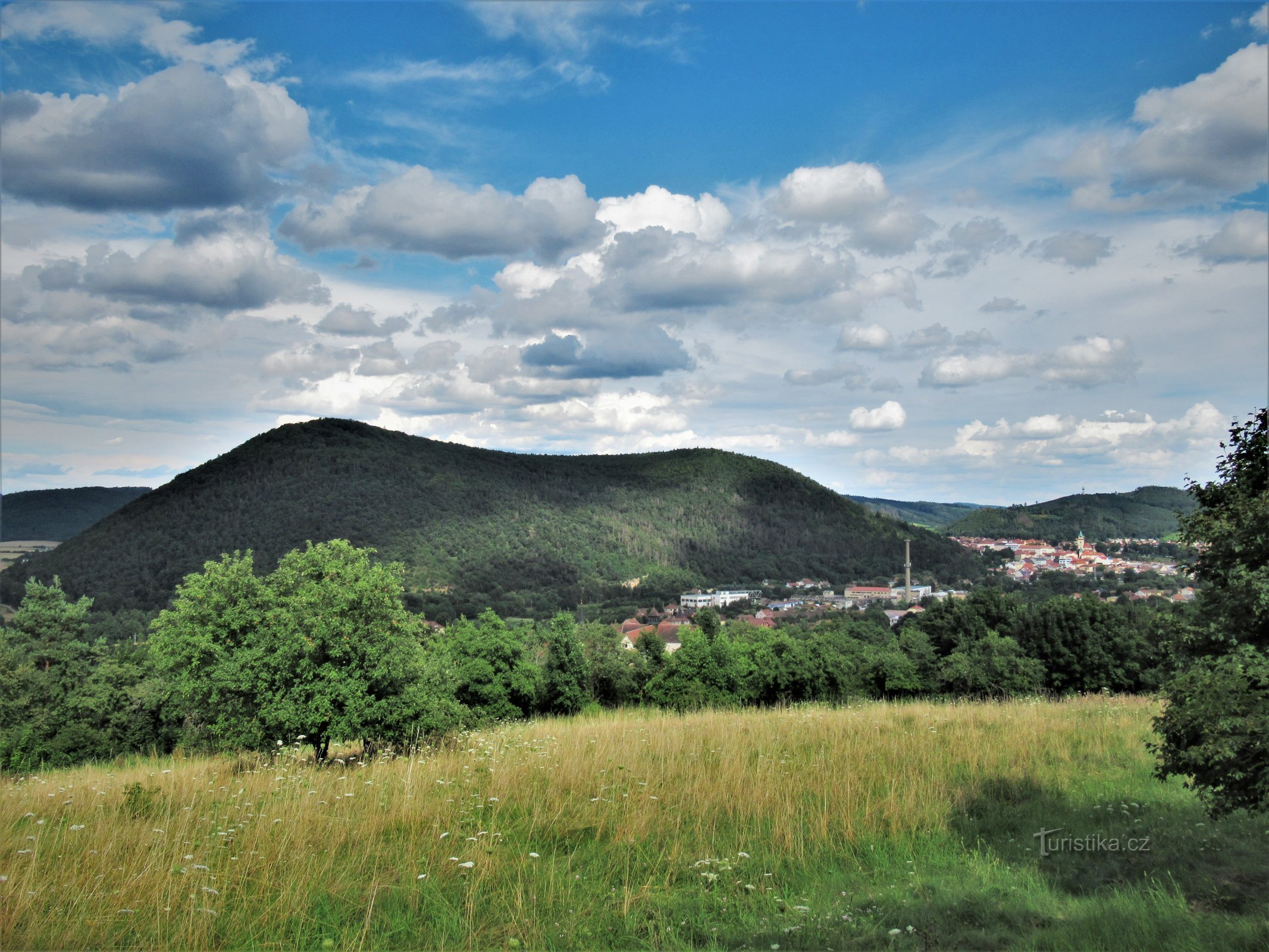 Květnice ze svahu Čepičky v teplém létě