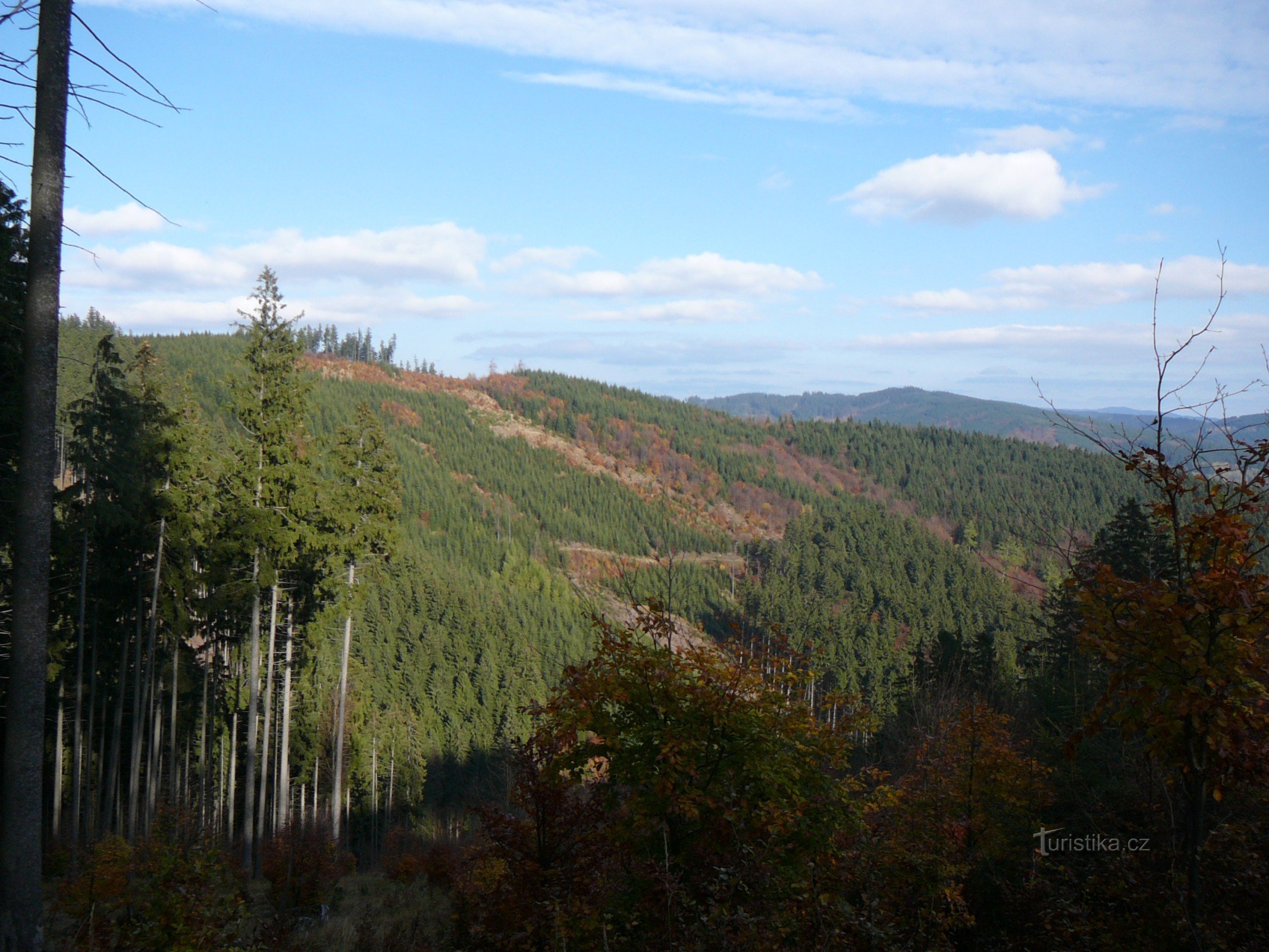 Kyčerová, Hrachovicný les și în spatele lui Těšíňoky