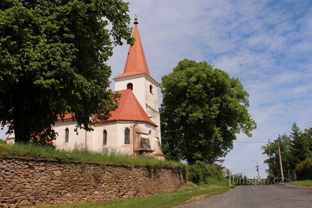 Kydliny, iglesia de St. Václava vista desde el sur