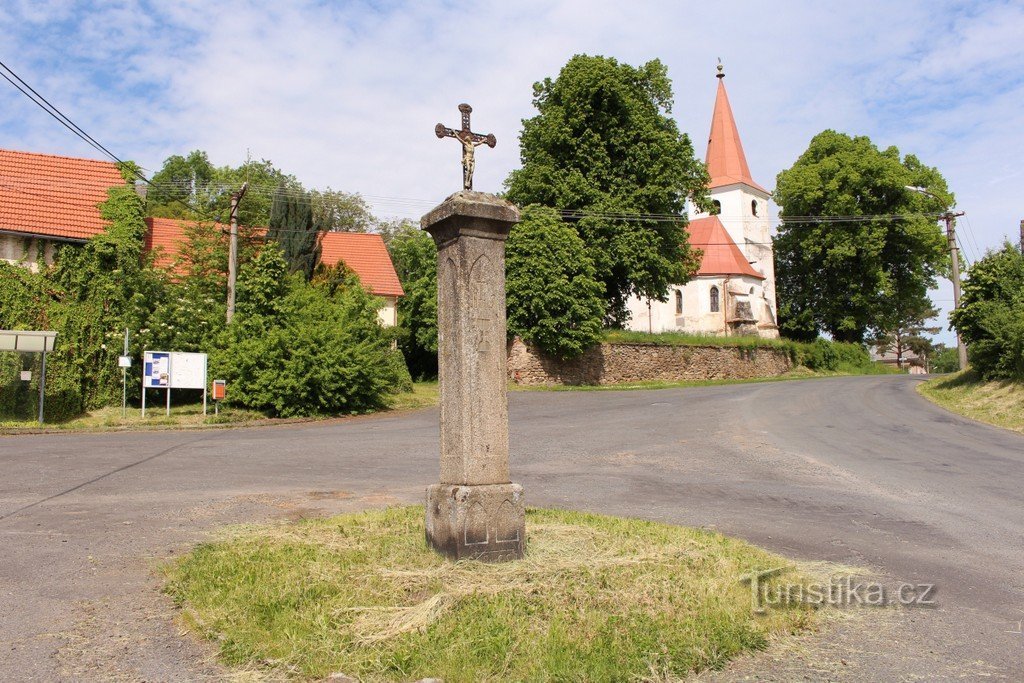 Kydliny, semirremolque e iglesia de St. Wenceslao