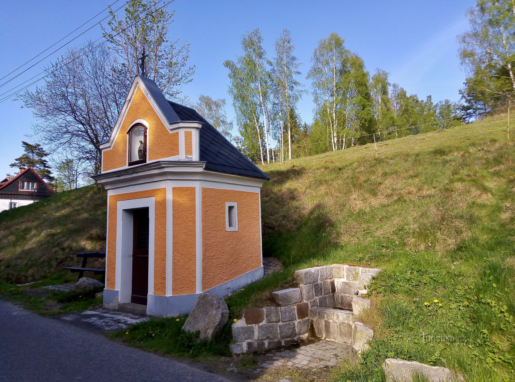 Chapelle de Kjevo avec un puits