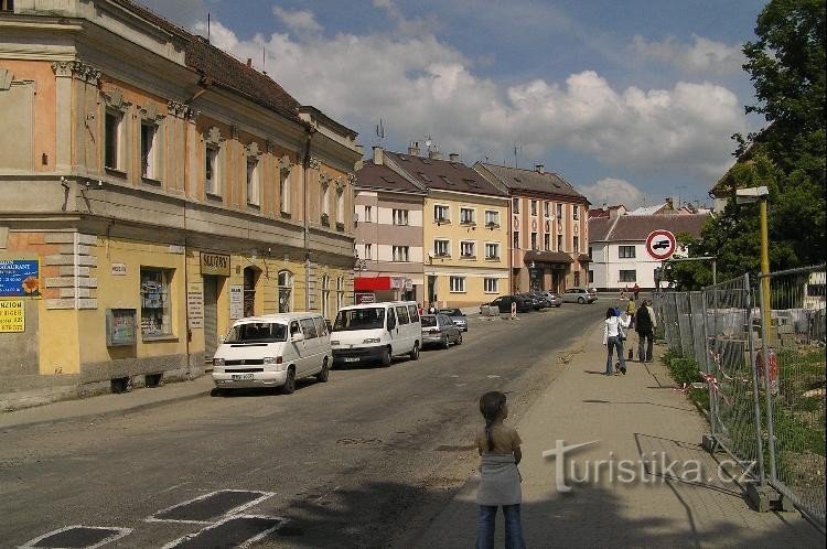 Kynšperk: domy za kościołem