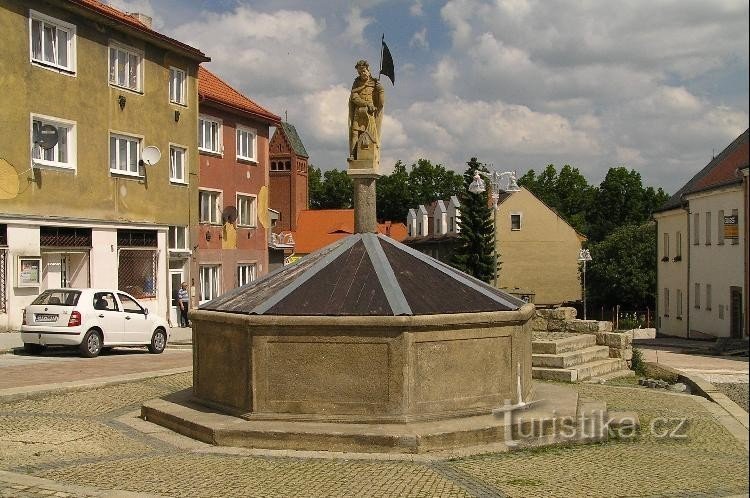 Kynšperk: fonte na praça com uma estátua de São Floriano