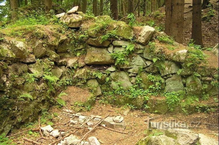 Kynžvart - slott: rester av murar