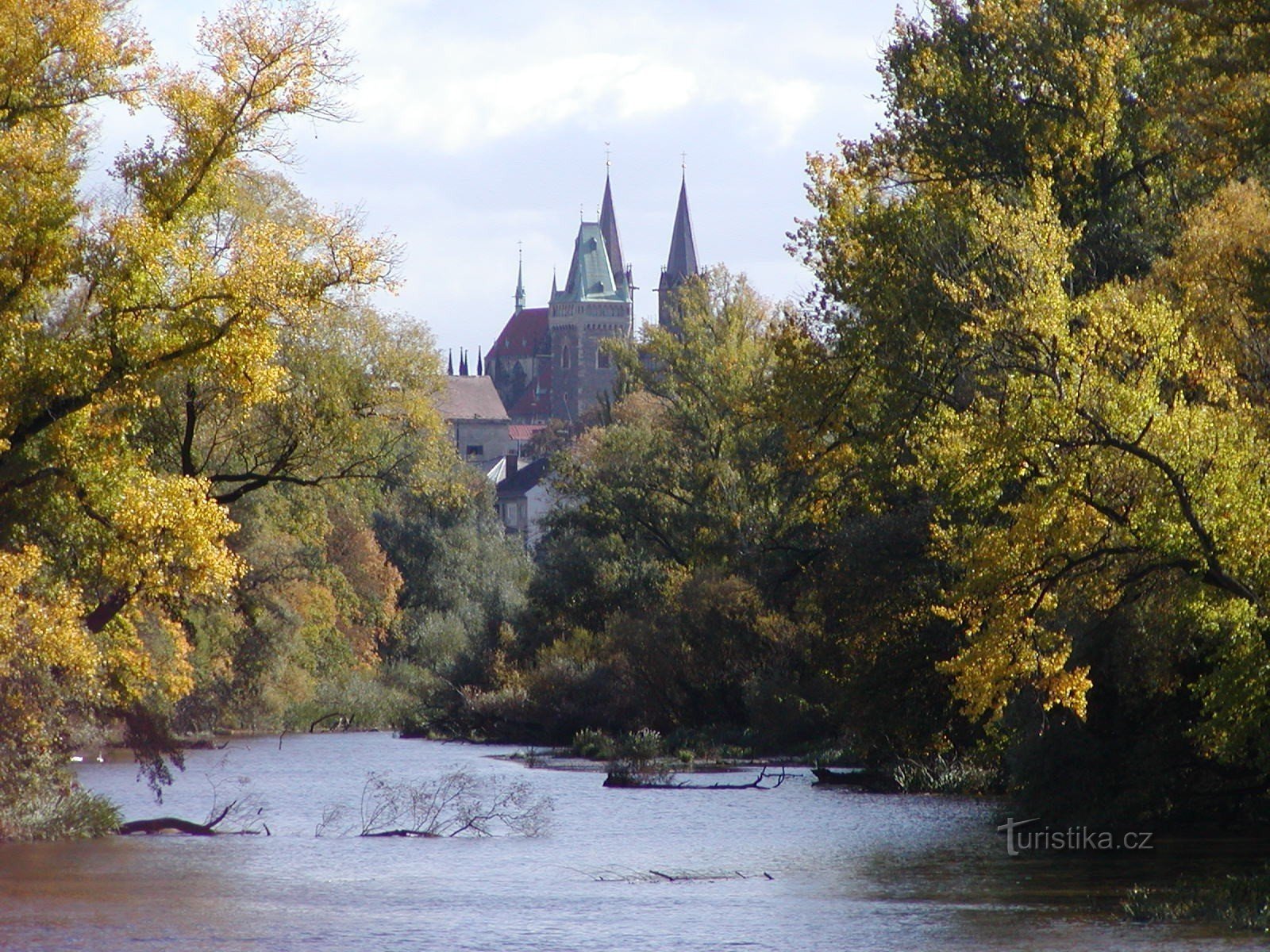 El Elba con el hito de Colonia - la iglesia de St. Bartolomé