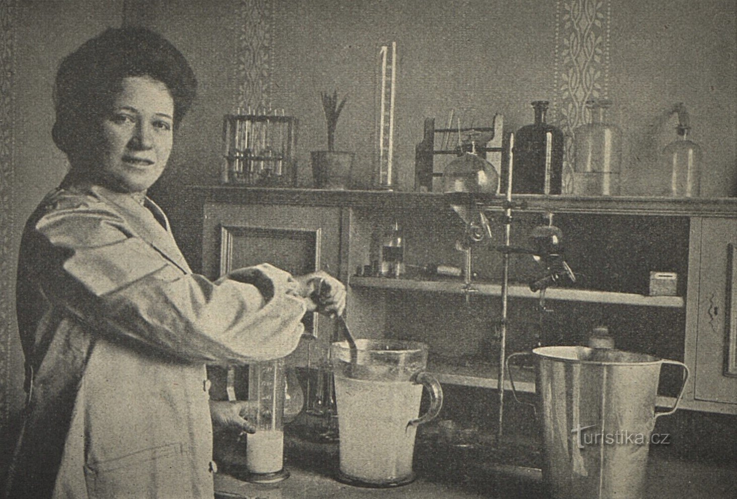 Kunnallisen lastenmeijerin laboratorio Hradec Královéssa (1912)
