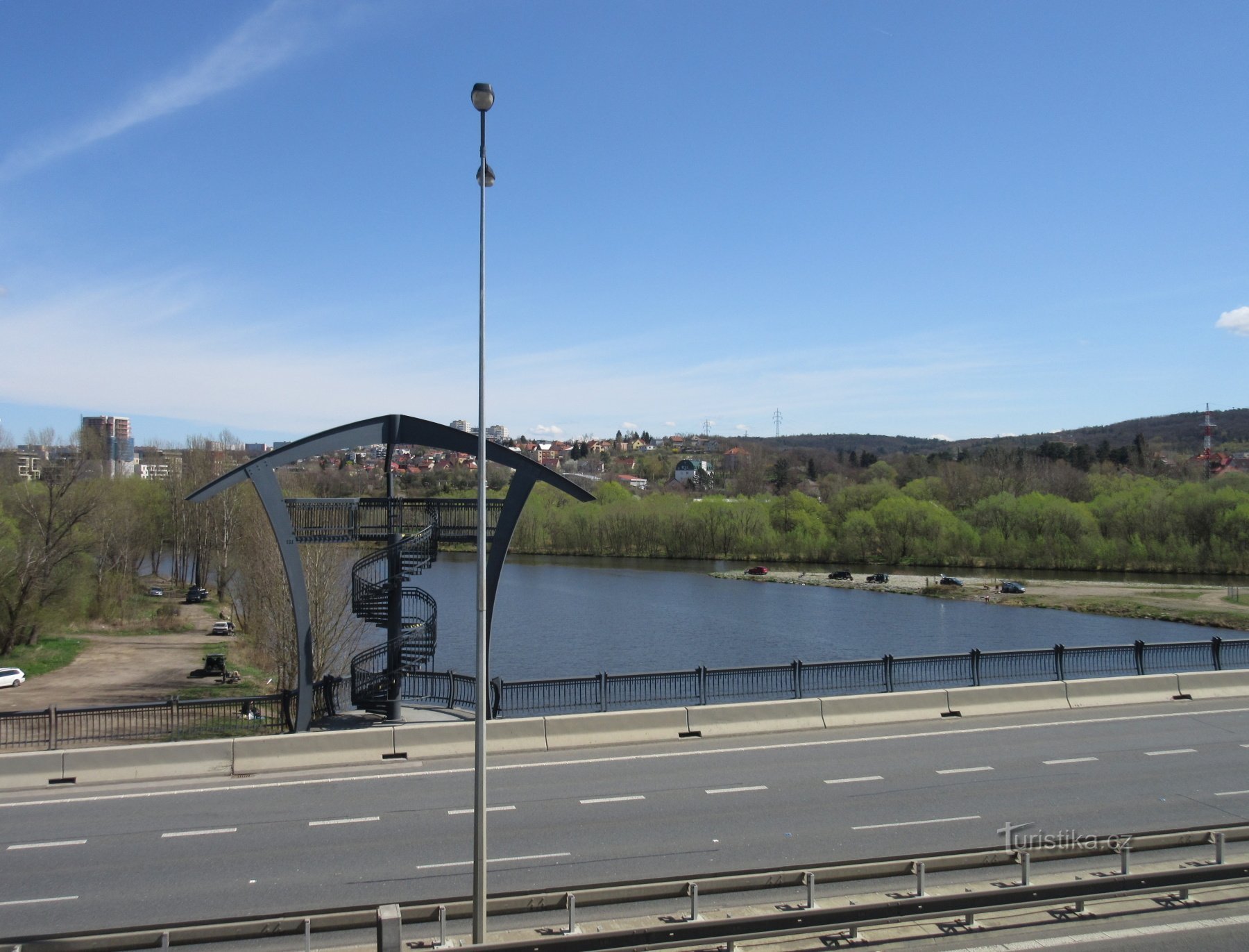 Lahovice - turnuri de observație ale podului Lahovice și confluența râurilor Berounka și Vltava