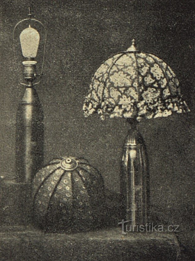 Lampes faites de grenades, produites par l'usine KAN pendant la Première Guerre mondiale