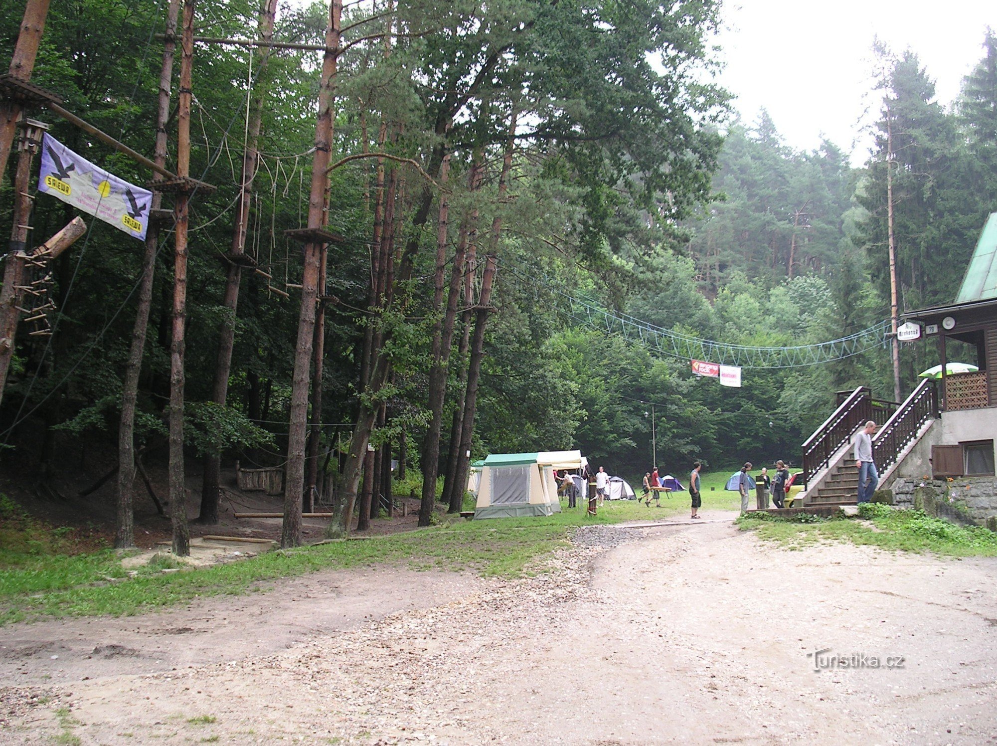 营地内的索道