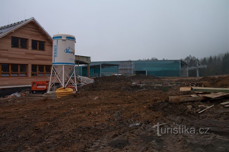 The cable car has been built, but the service buildings are still being completed