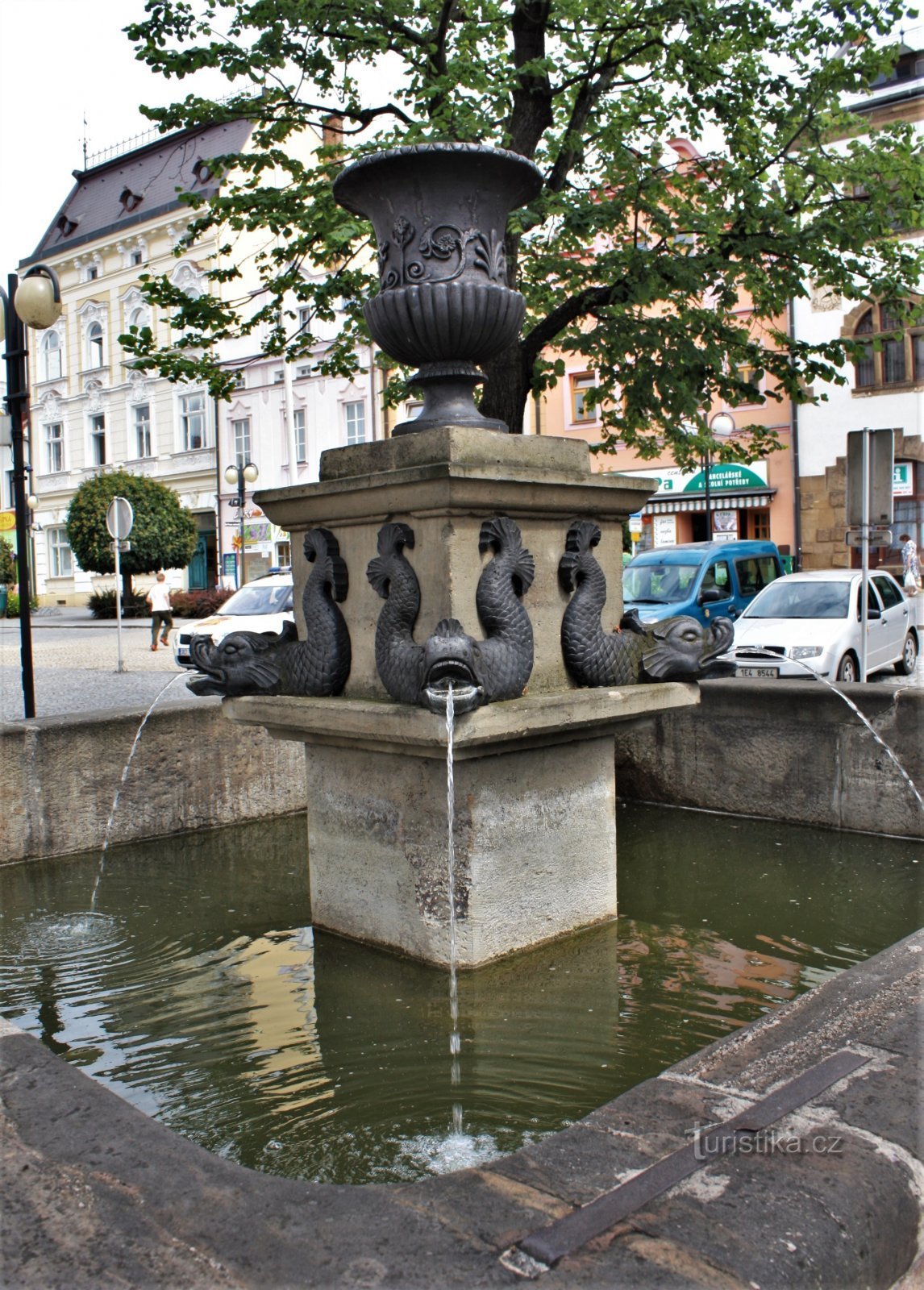 Lanškroun - kašna s delfíny
