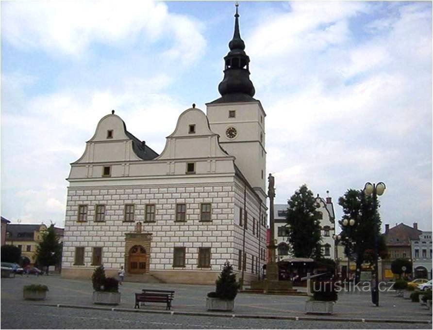 Lanškroun - JMMarků-torget med rådhuset - Foto: Ulrych Mir.