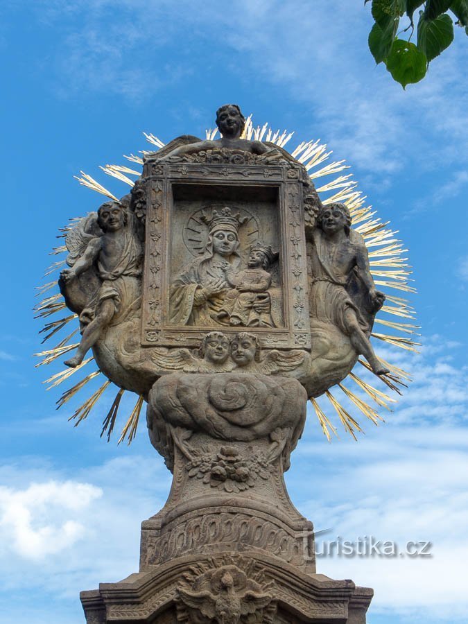 Lanškroun – Skulptur med reliefer av P. Maria Čenstochovská och P. Maria Pomocná