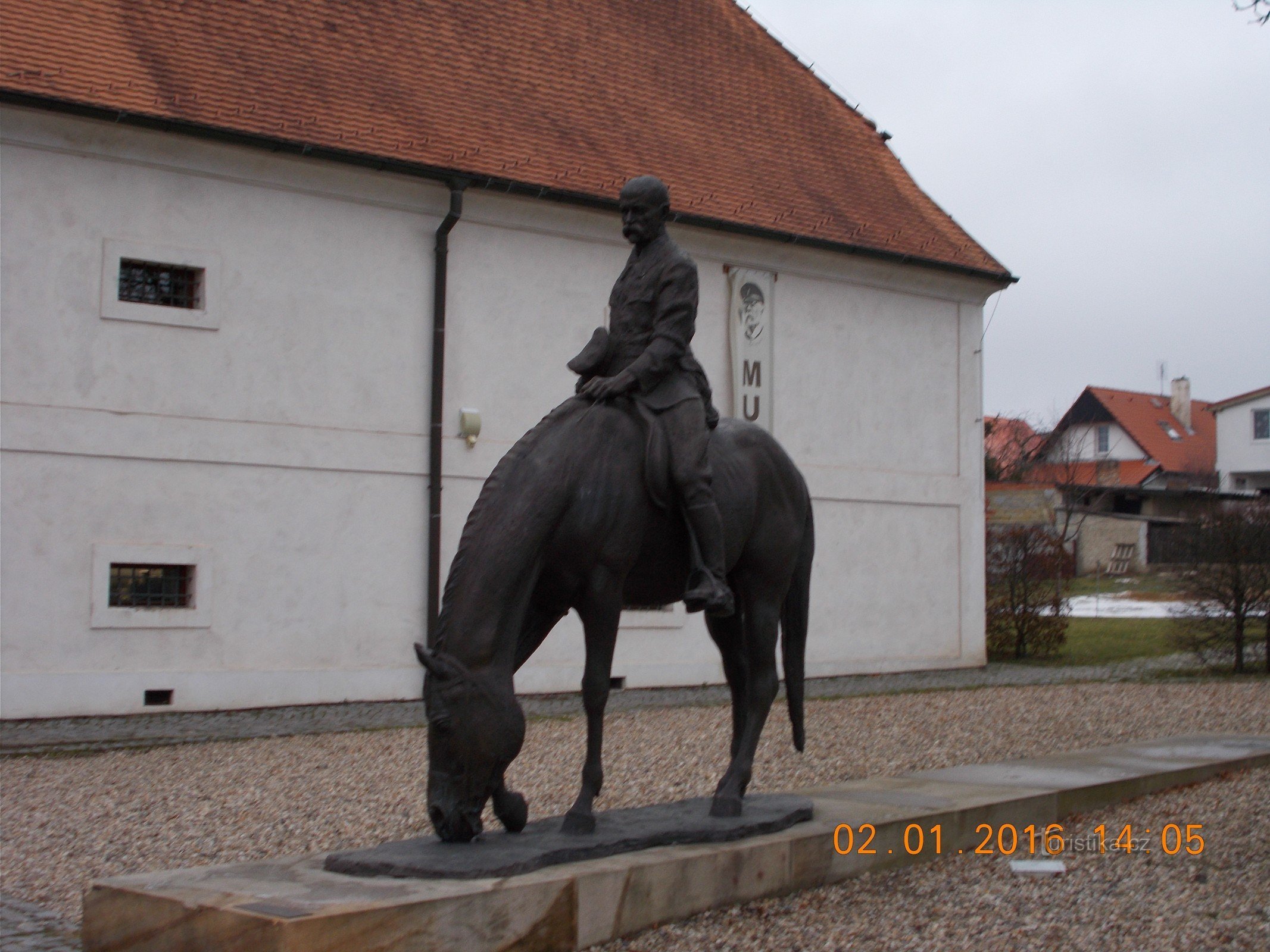 Lány, pomnik TGM przed muzeum