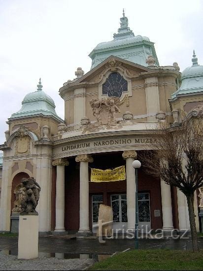 A Nemzeti Múzeum lapidáriuma: A prágai Nemzeti Múzeum lapidáriumában is van egy töredék