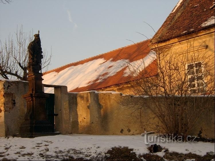 Lapidarium przy kościele: Lapidarium powstało na przełomie lat siedemdziesiątych i osiemdziesiątych