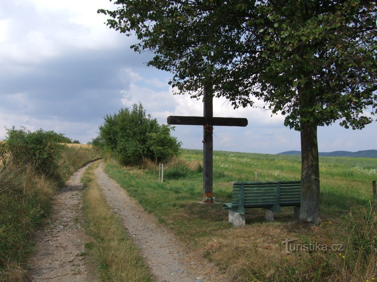 Banc et croix au-dessus de Samechov