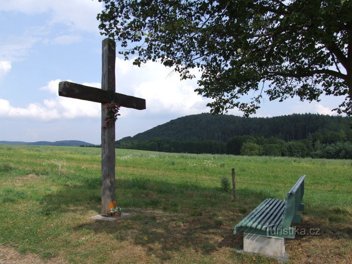 Panchina e croce sopra Samechov