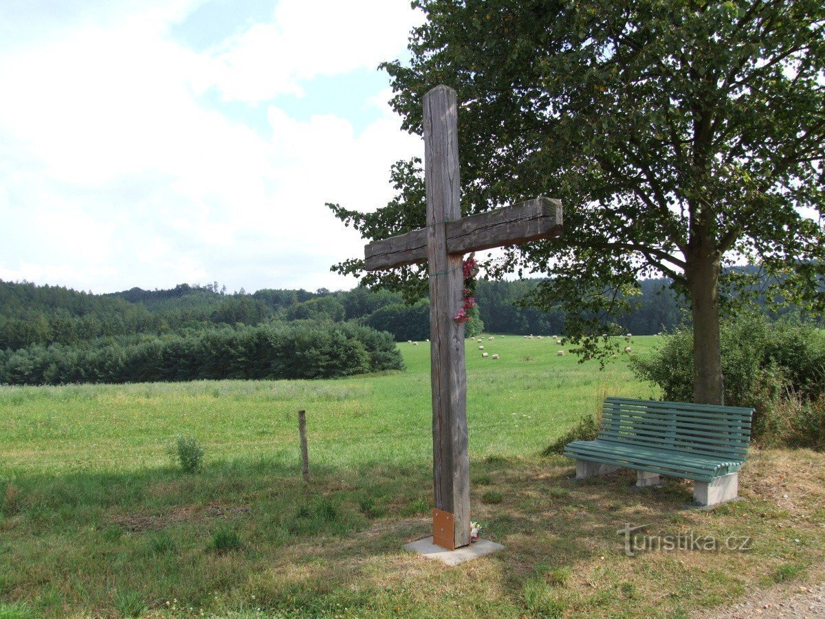 Bank und Kreuz über Samechov