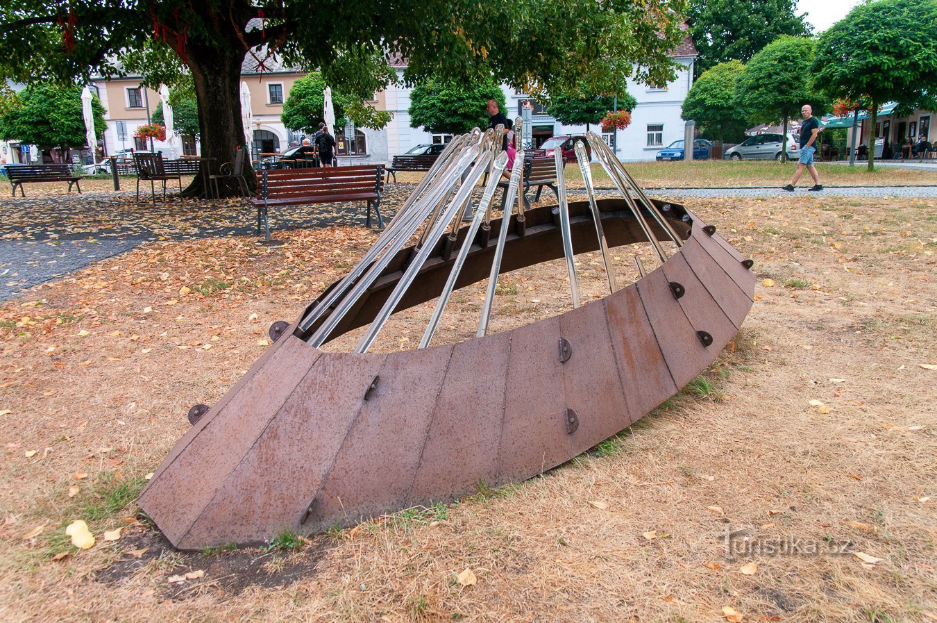 En bänk på Novoborsk-torget bakom en annan artefakt