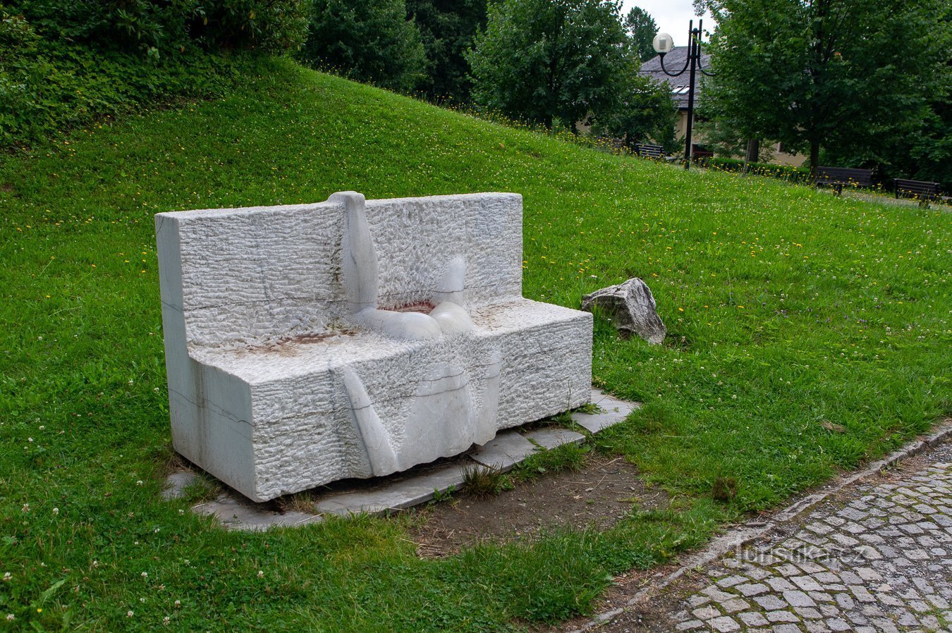 Bank auf der zentralen Terrasse