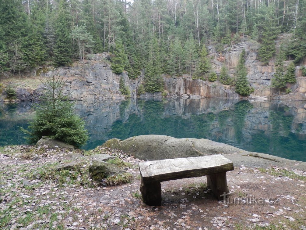 Banc à l'entrée de l'eau