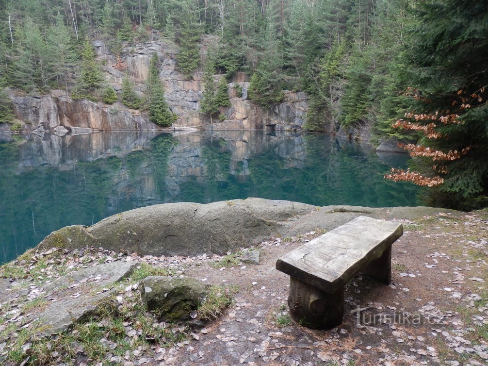 Bankje bij de ingang van het water