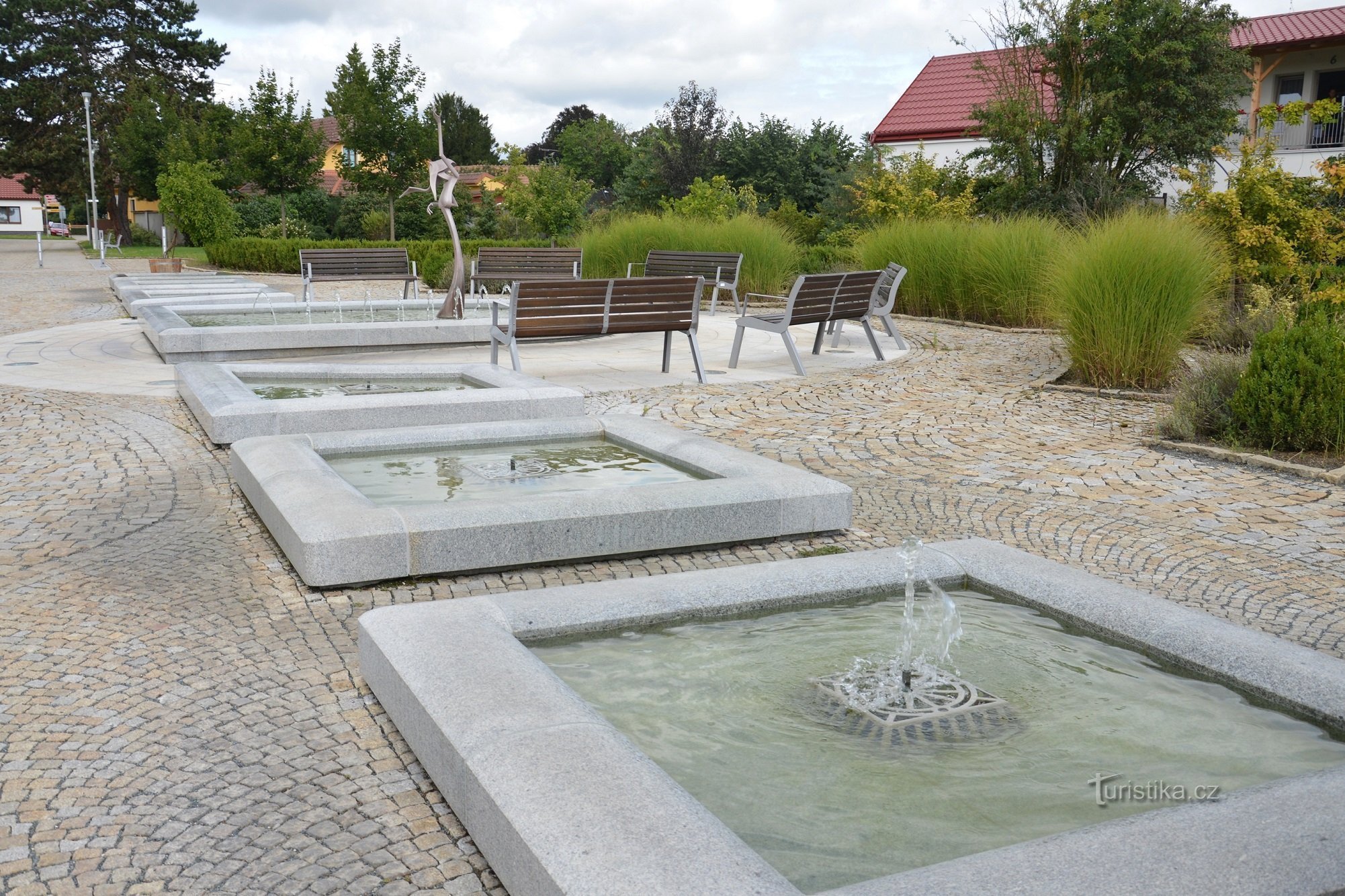 panchine con fontane sul colonnato