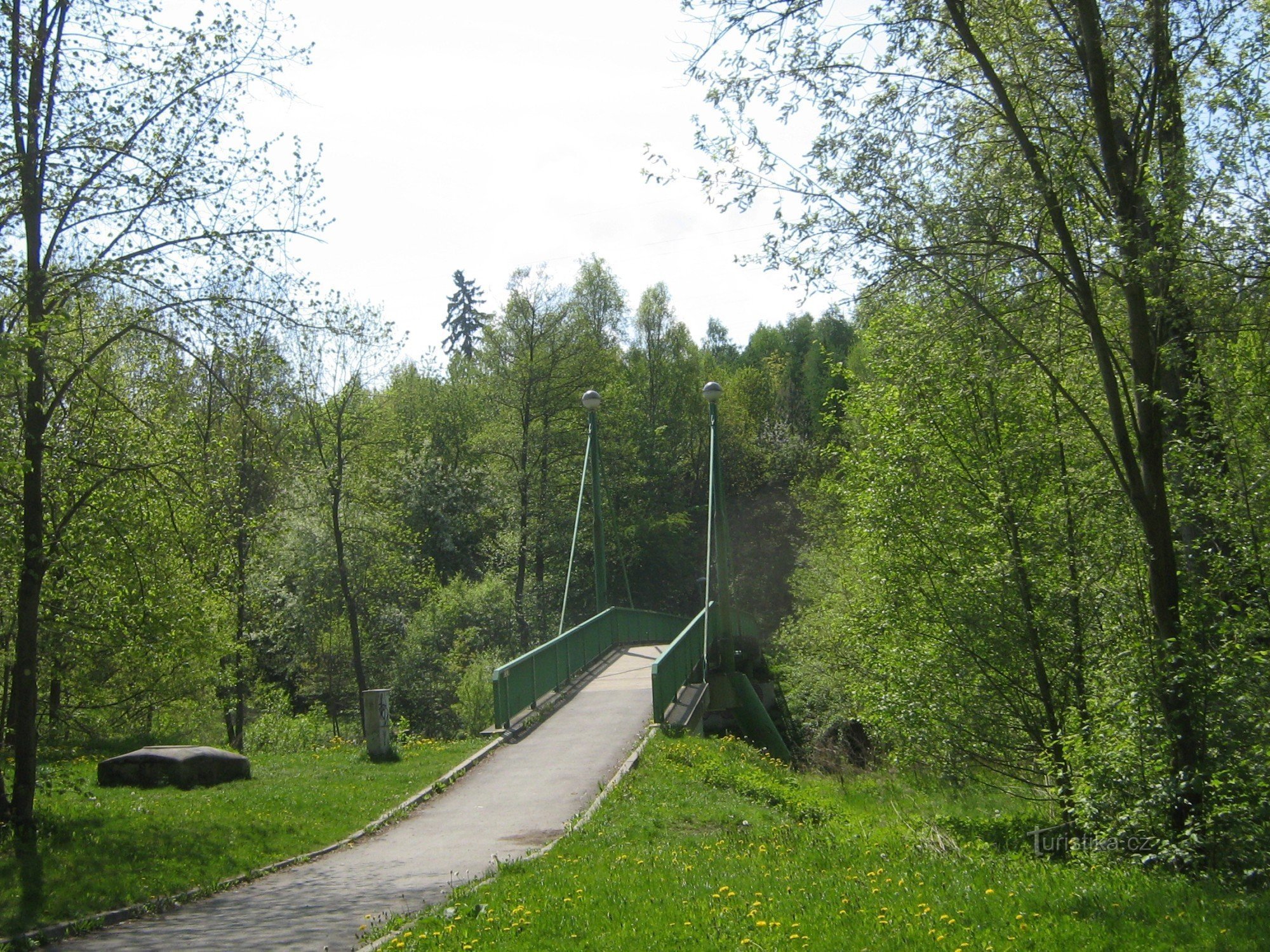 Brücke zu den Hütten. Gebiet Na Vyslunní