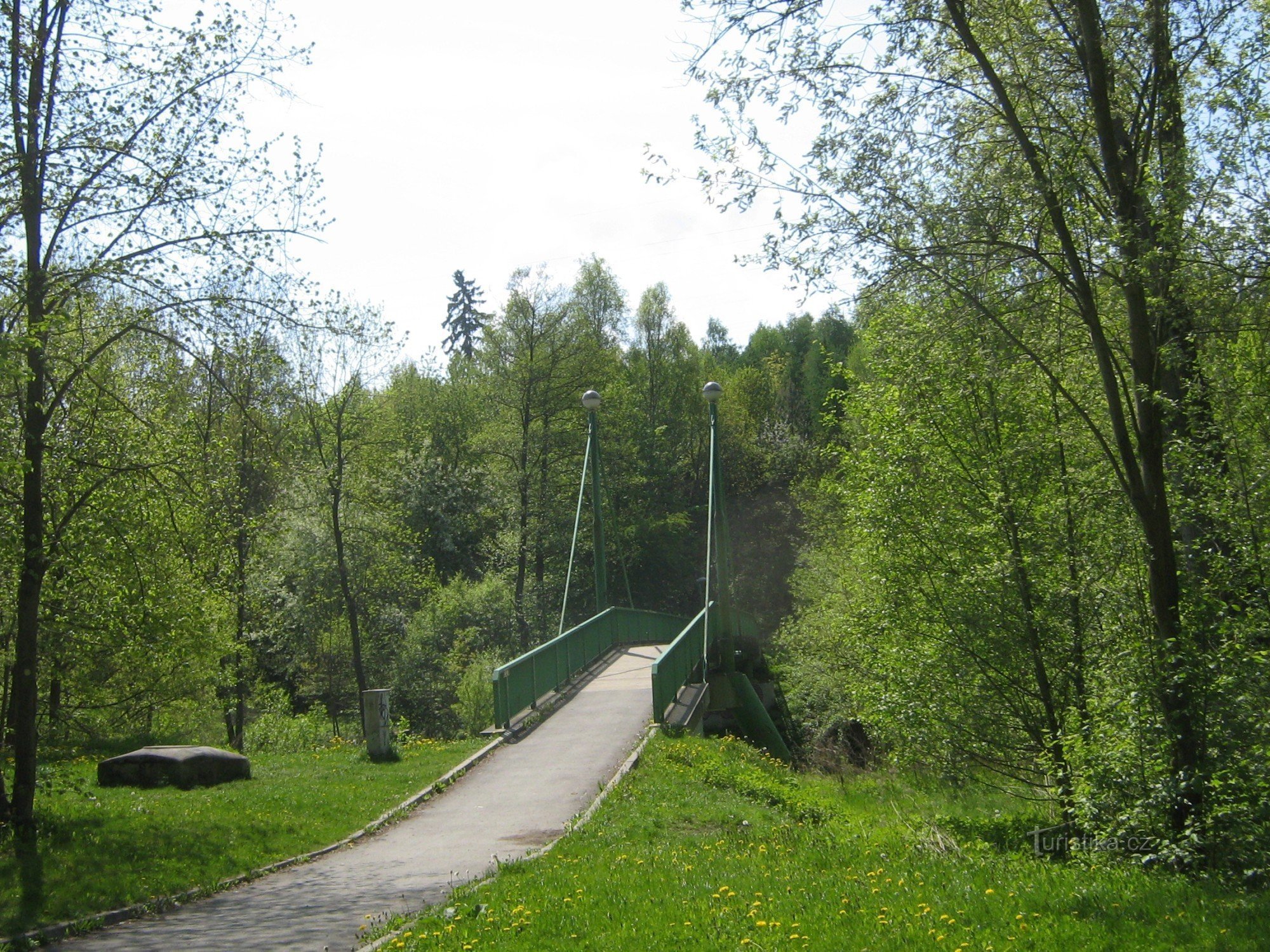 Pont vers les chalets. Région de Na Vyslunni