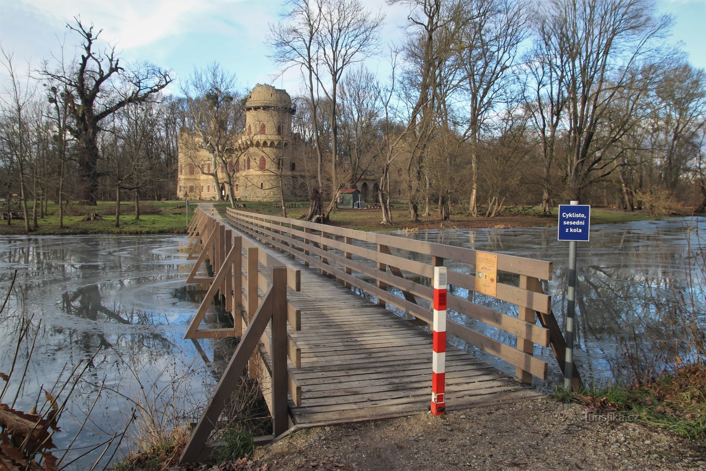 Passerelle vers le château de Jan