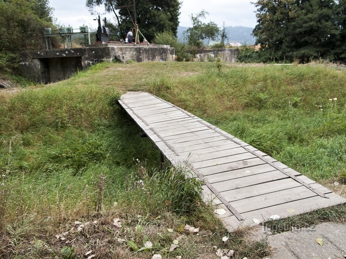 堰への歩道橋