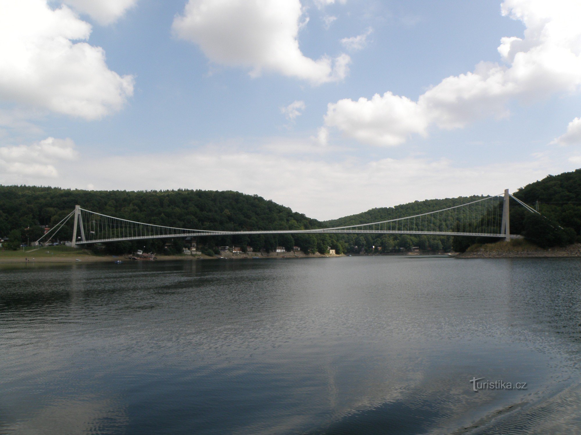 пішохідний міст до пляжу Vranovské dam