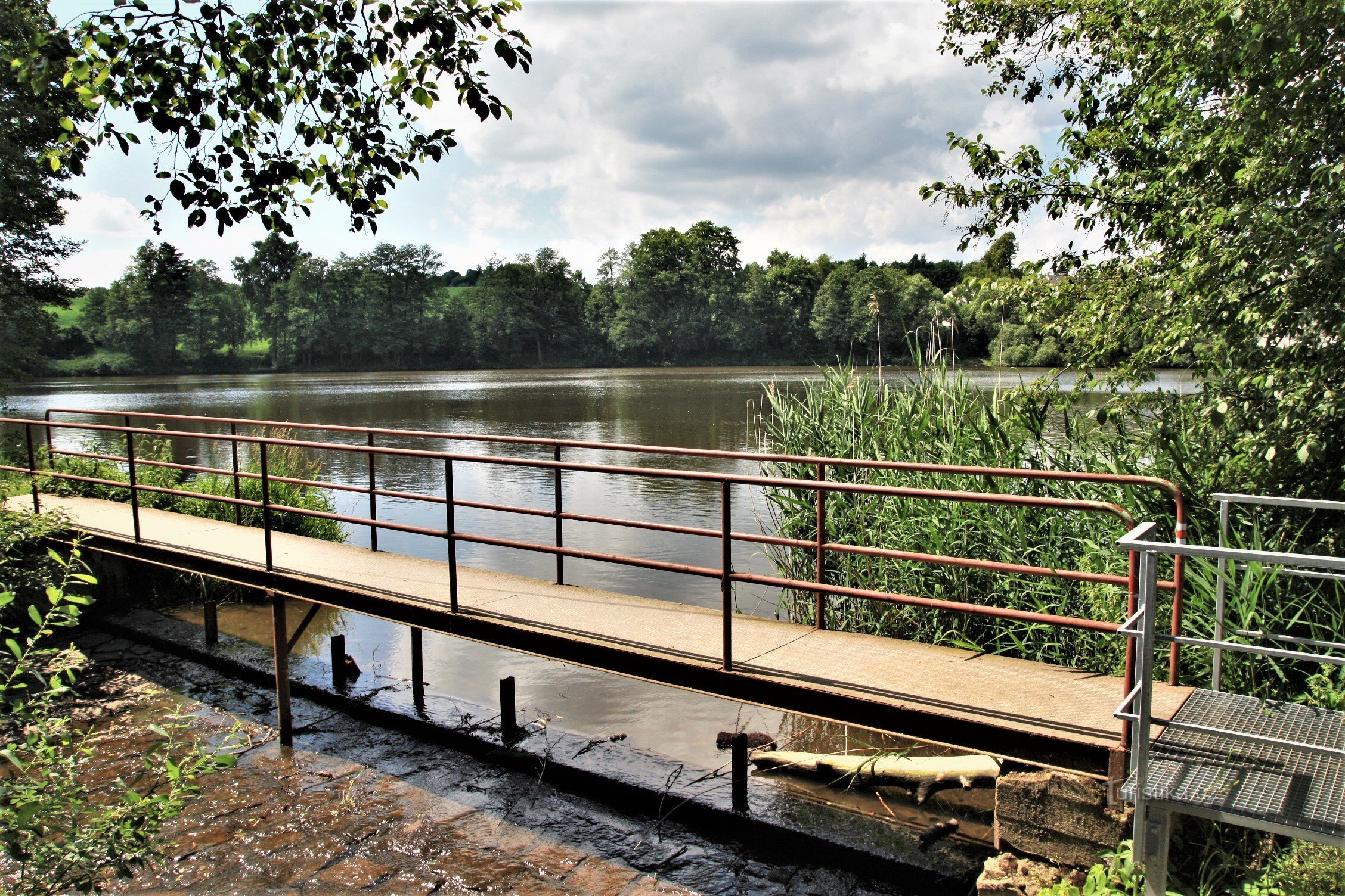 Footbridge over the spillway