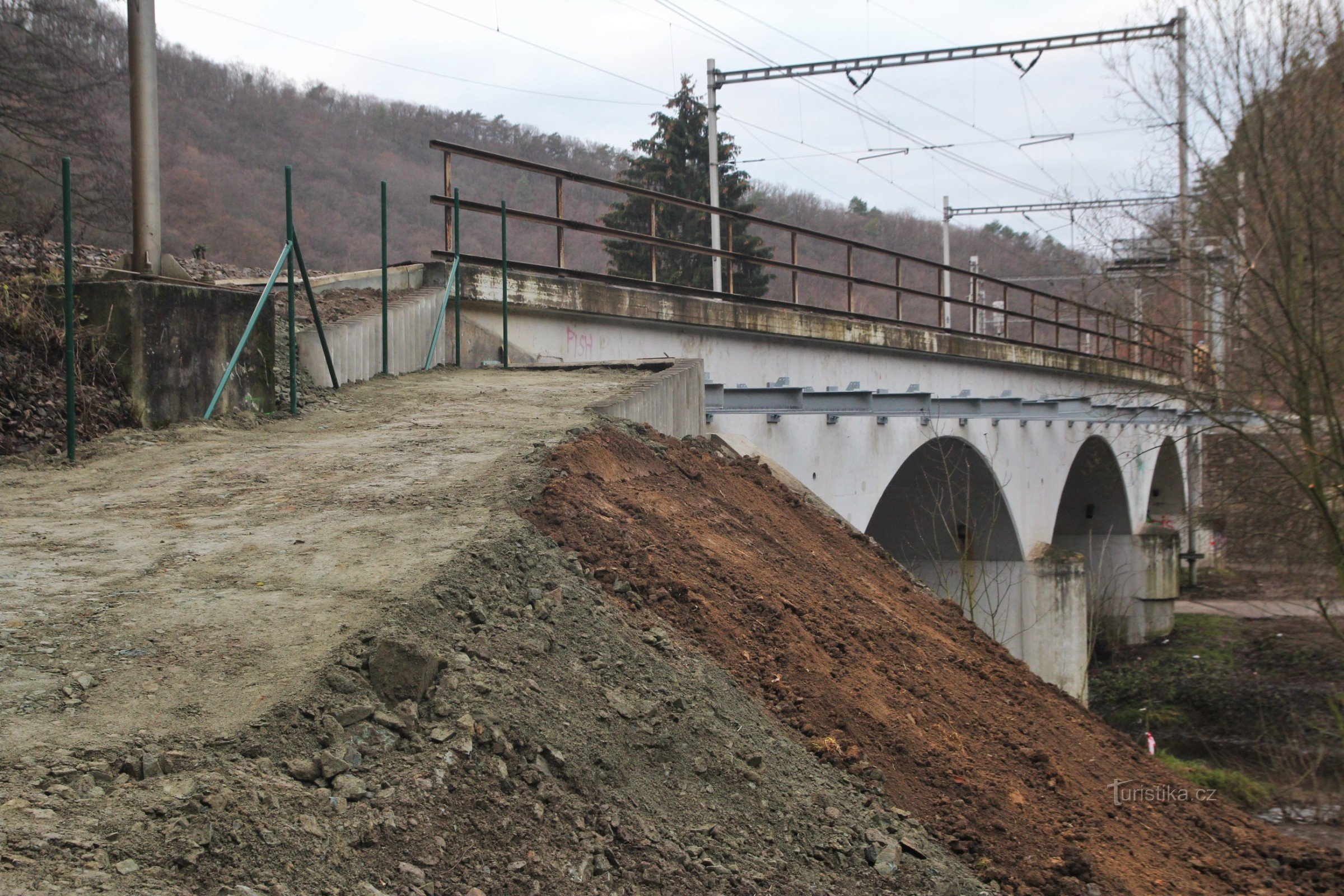 En gangbro er efterhånden bygget ind i jernbanebroens væg