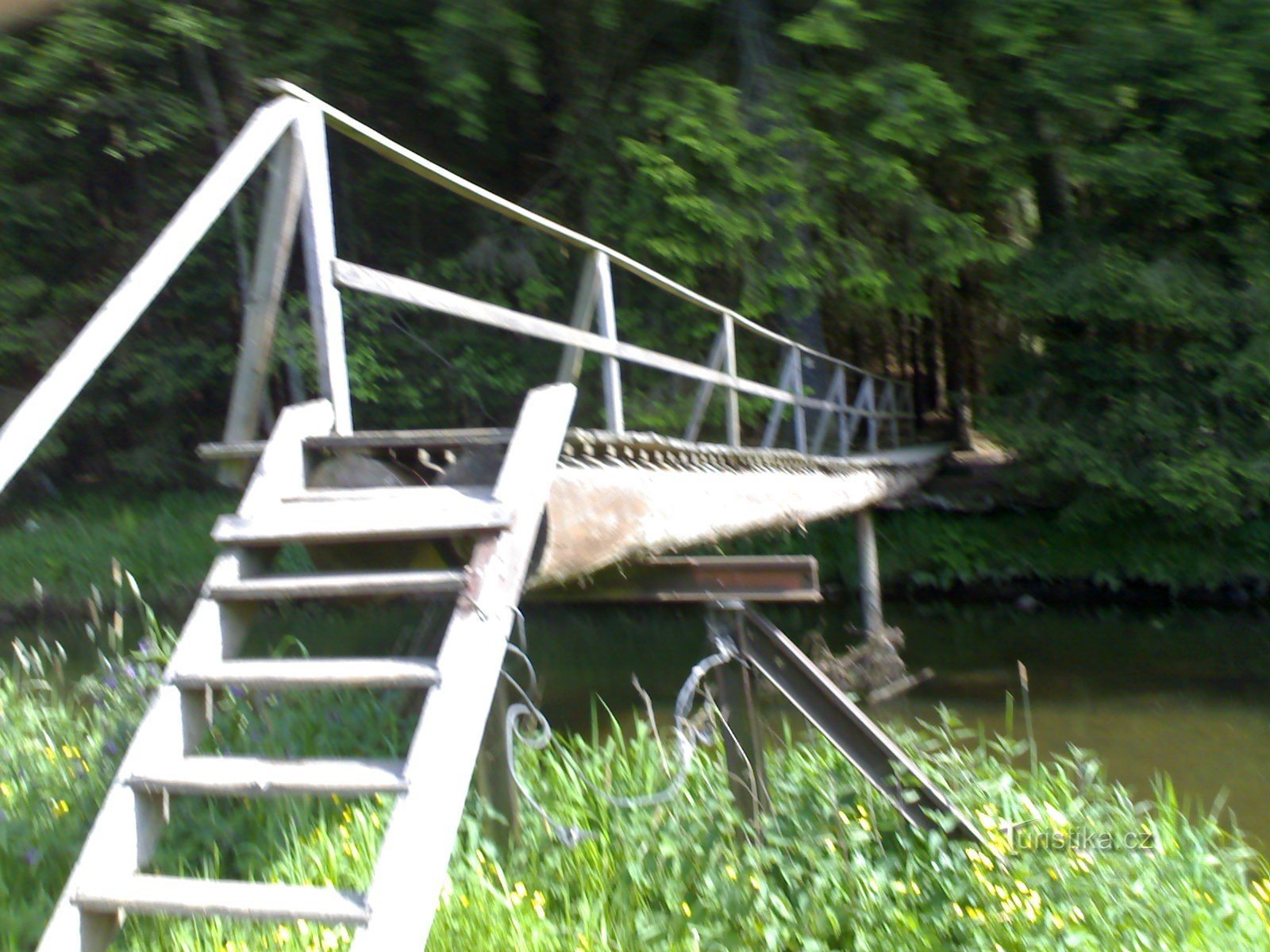 Voetgangersbrug over Chrudimka