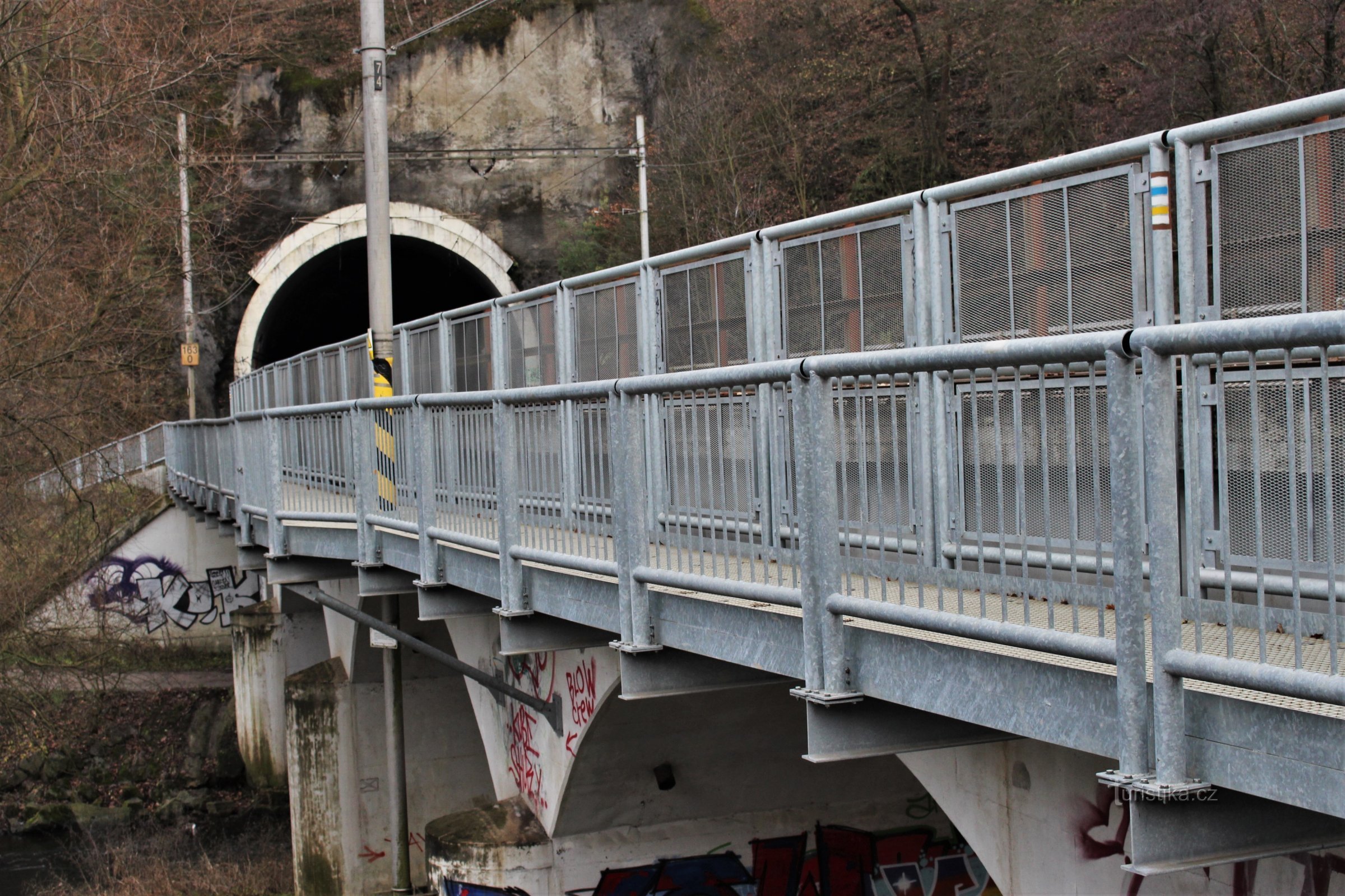 Voetgangersbrug over Svitava bij Tésnohlídkova údolí