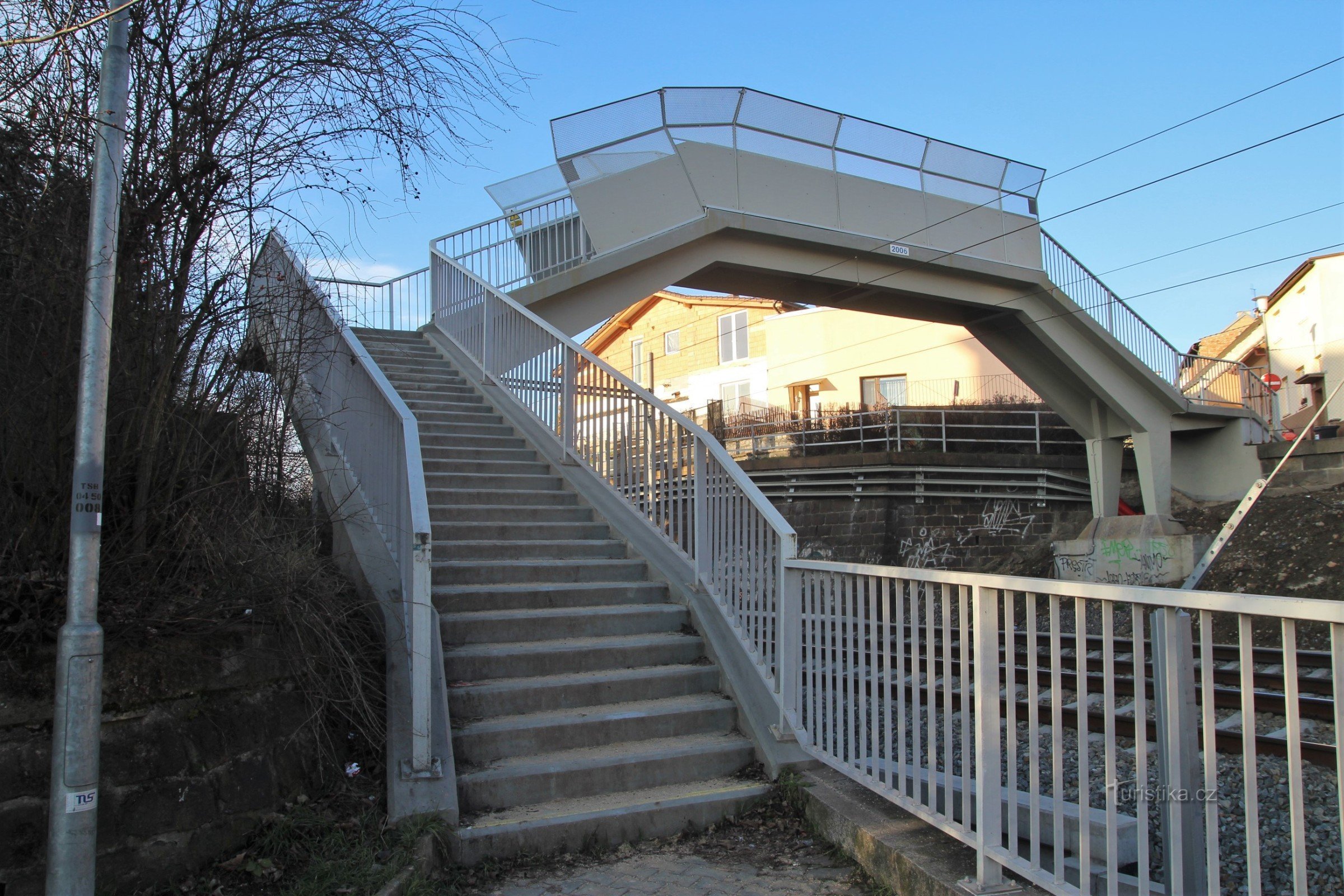 Een voetgangersbrug die de bovenste en onderste delen van de Kmochova-straat met elkaar verbindt