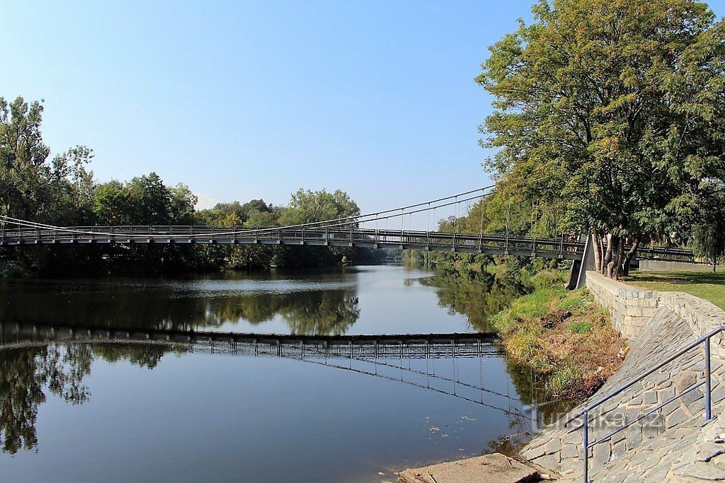 Voetgangersbrug bij het kasteel