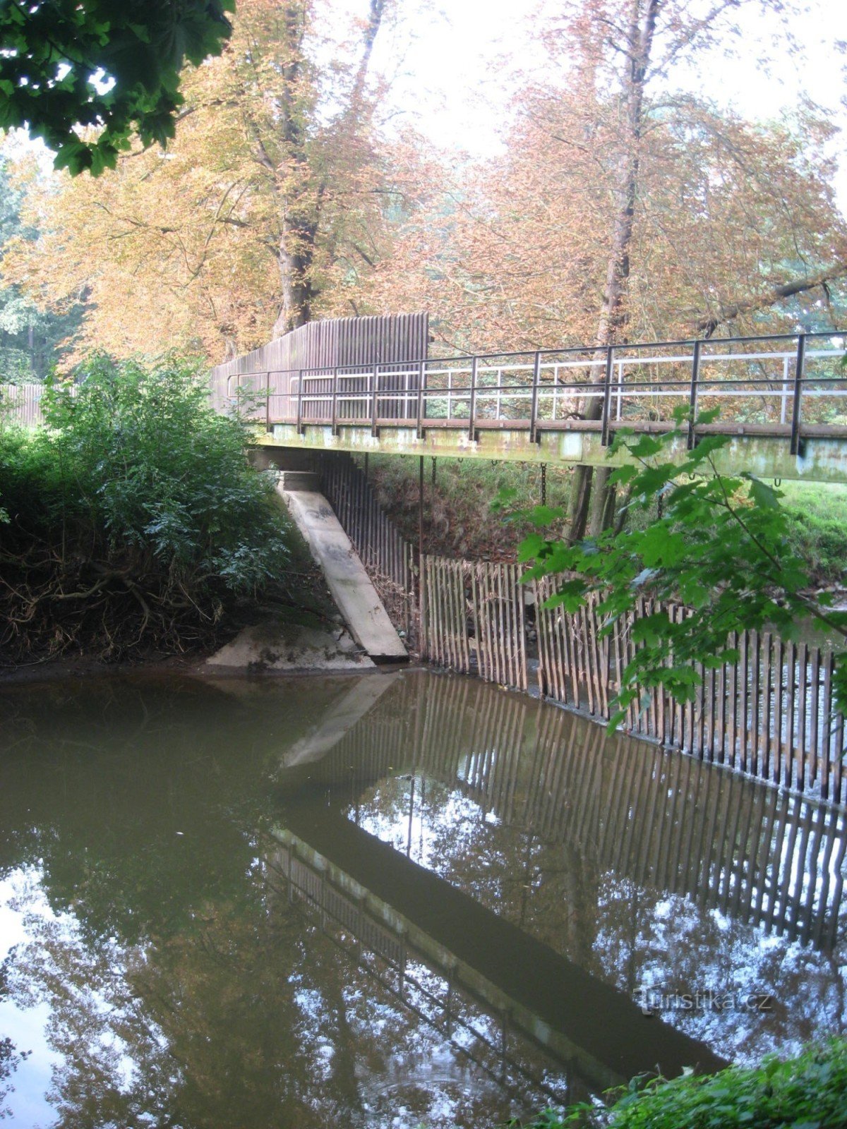 Voetgangersbrug bij het filiaal