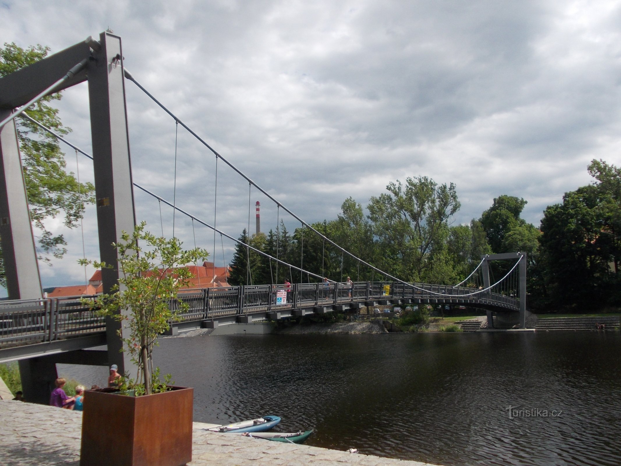 voetgangersbrug bij kasteel Strakonice