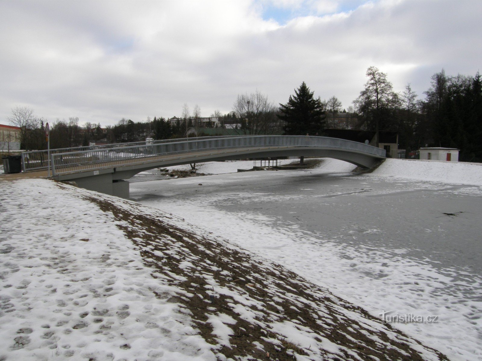 Voetgangersbrug bij de tennisbaan