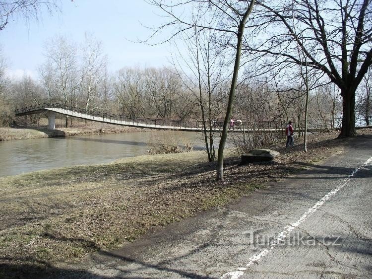 Lávka U tenisu proti proudu: Napravo úsek cyklostezky vedoucí kolem Bečvy
