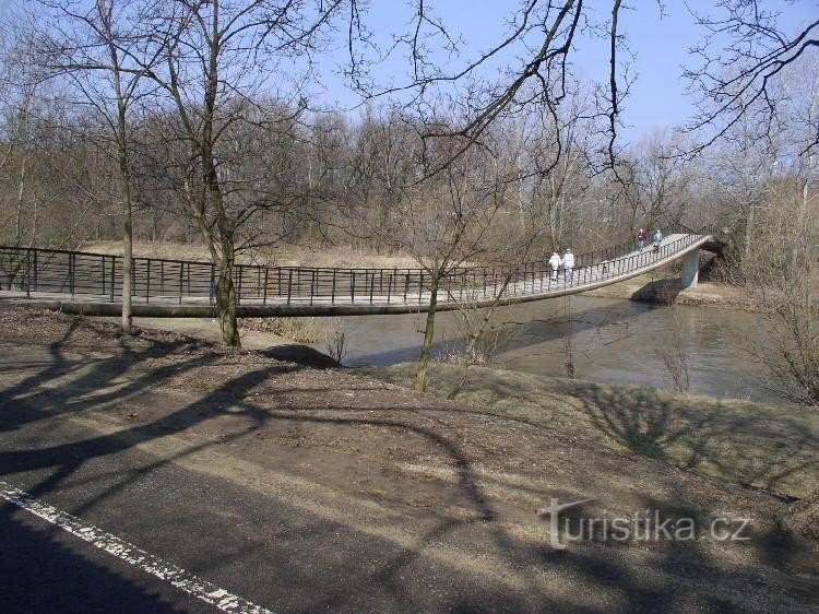 Utenis-Fußgängerbrücke flussabwärts