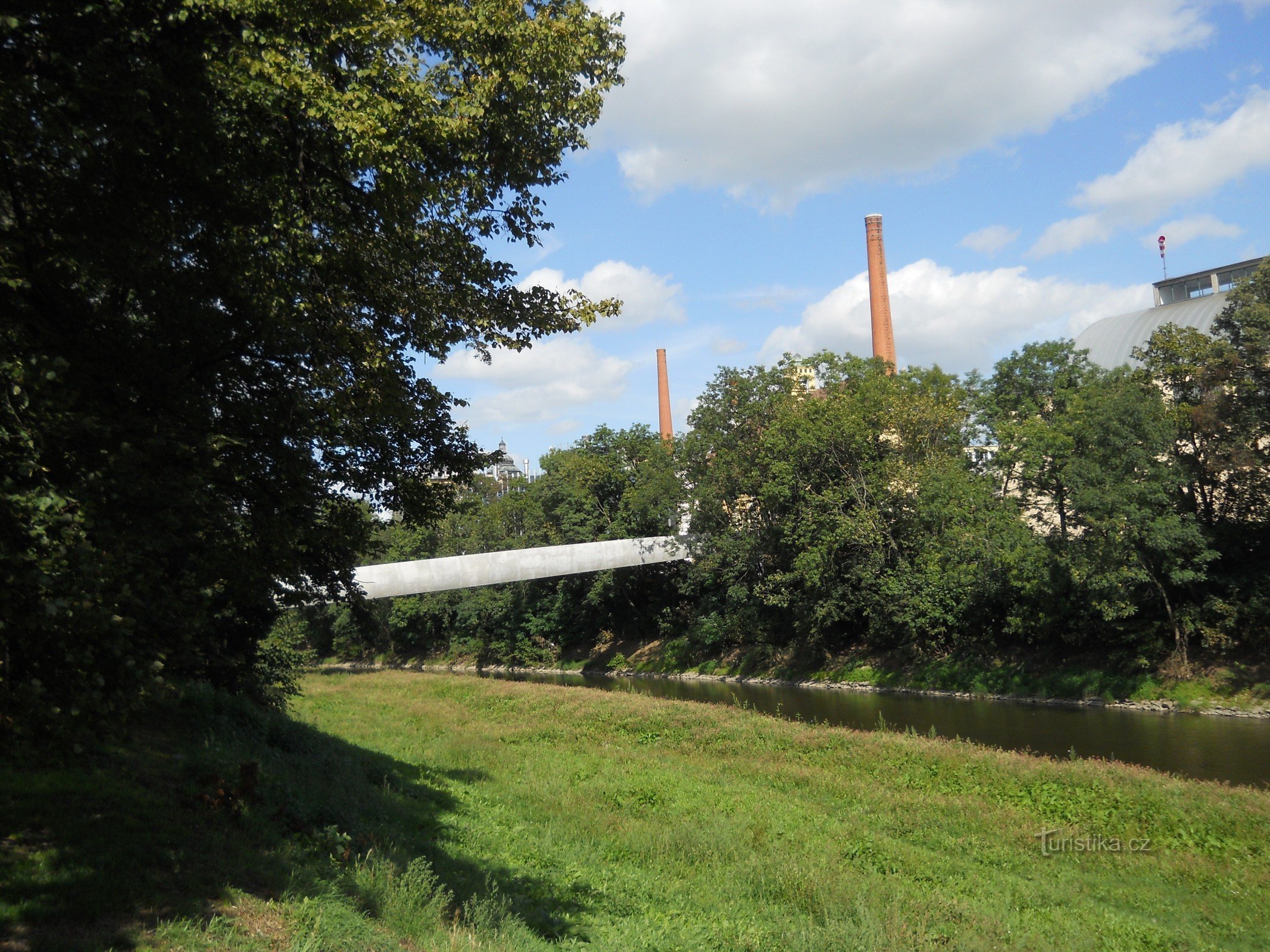 Eine Fußgängerbrücke vom Park an der Einmündung zum Gelände der Pilsener Brauerei