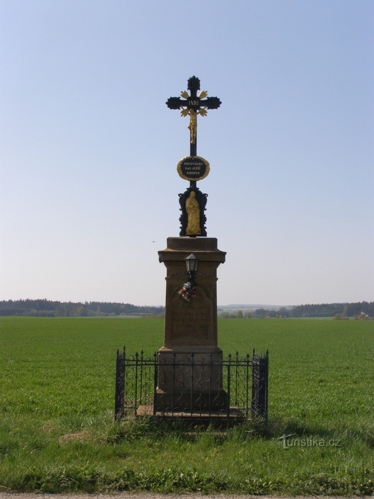 Lažany - monumento a la crucifixión