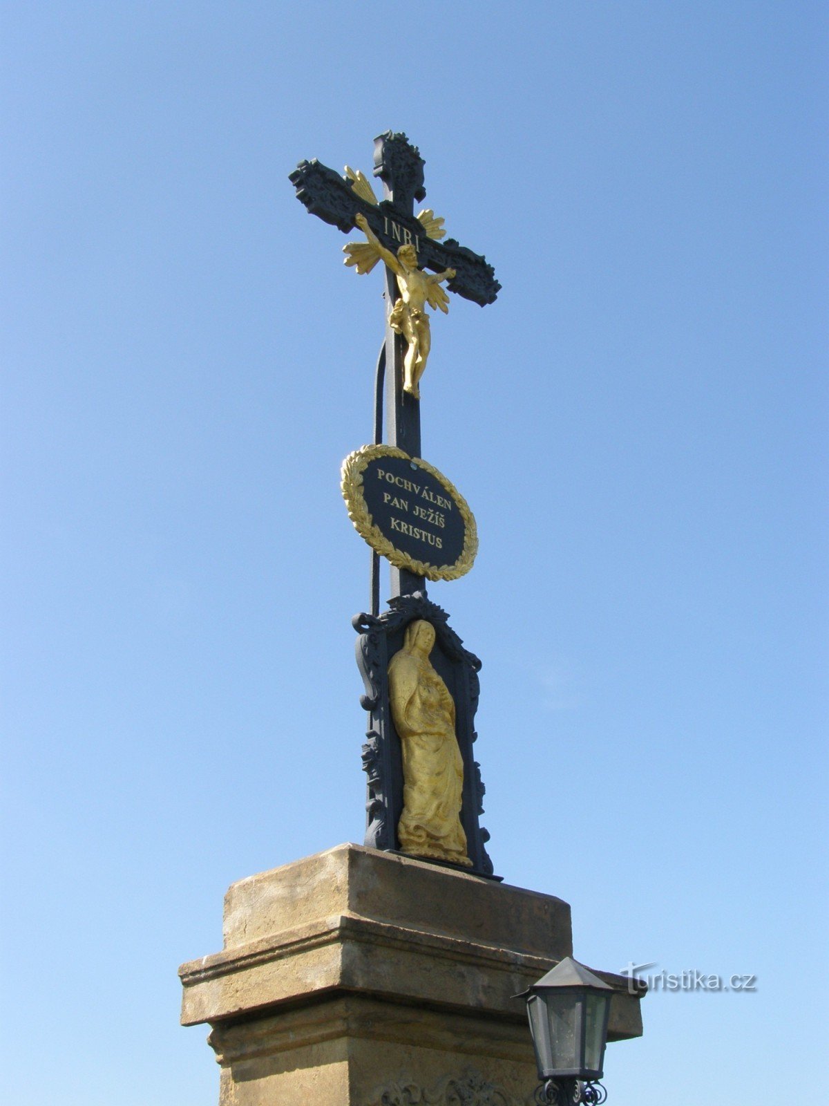 Lažany - monumento a la crucifixión